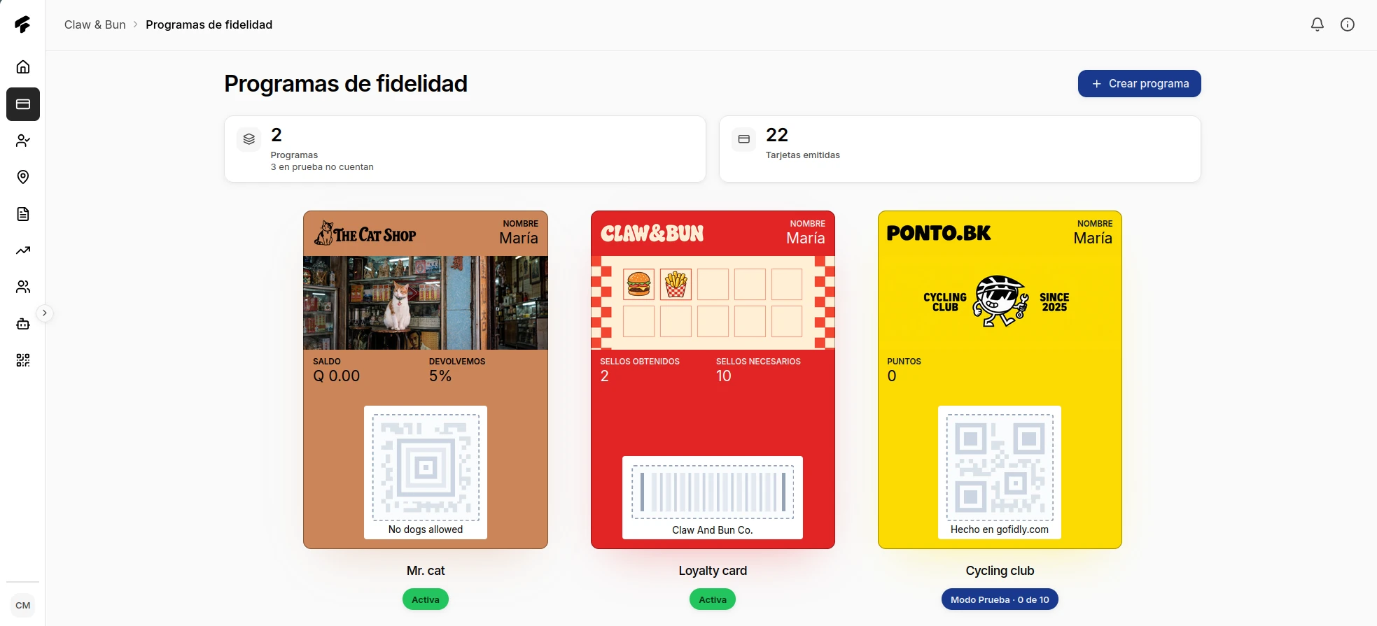 Panel de Fidly con los programas de fidelidad de un negocio: una tarjeta de cashback, una de sellos y una de puntos en modo prueba, cada una con su diseño